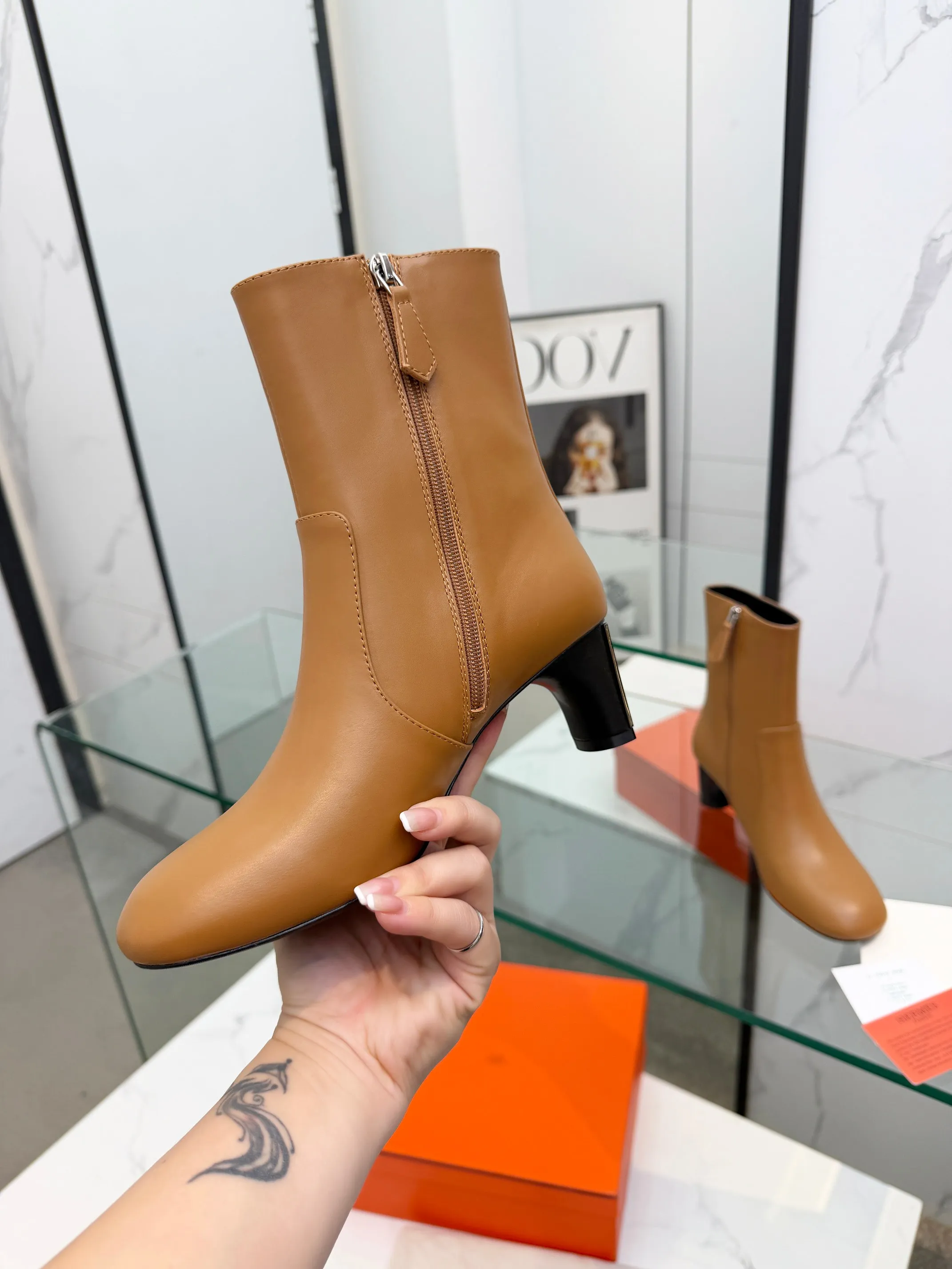 👟👟Ex-factory price 800👟👟 Top version purchasing agent Hermes 2025 autumn and winter new Lisa thick heel side zipper and naked women's short boots H family letter logo high heel round toe Martin knight boots Material: imported calfskin upper + water-dyed sheepskin lining + Italian genuine leather outsole Heel height: 5.5CM Size: Women’s size 35-41 (40.41 customized, non-refundable)